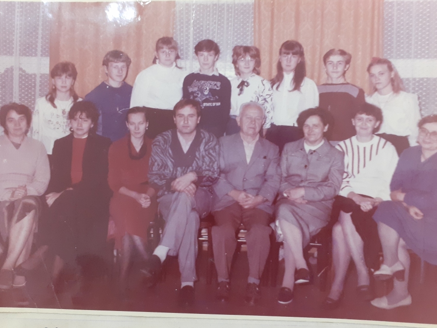 Grono pedagogiczne i absolwenci roku szkolnego 1988/1989 Grono pedagogiczne i absolwenci roku szkolnego 1988/1989