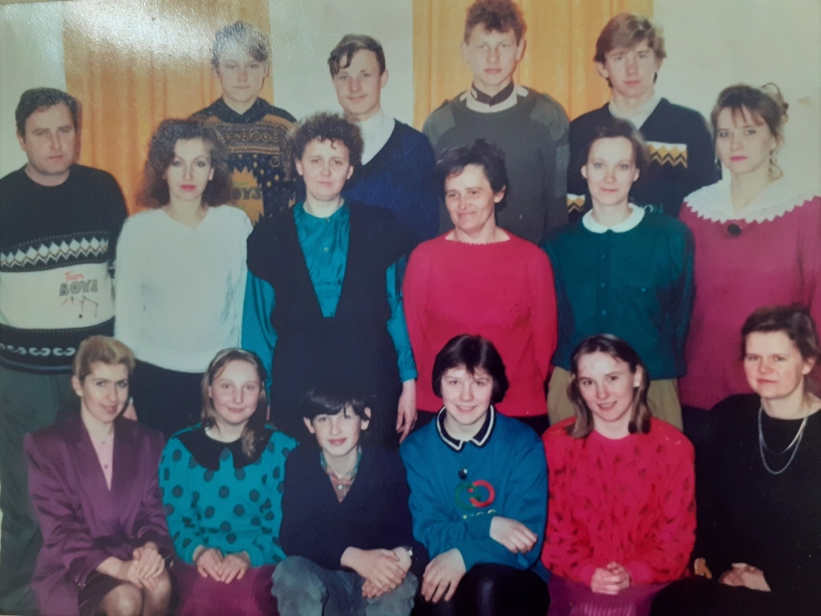 Grono pedagogiczne i absolwenci roku szkolnego 1991/1992 Grono pedagogiczne i absolwenci roku szkolnego 1991/1992